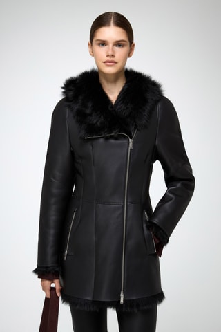 Sobretudo slim em shearling com capuz - Preto
