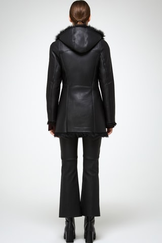 Sobretudo slim em shearling com capuz - Preto