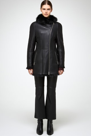 Sobretudo slim em shearling com capuz - Preto