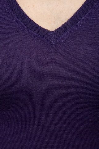Jersey 35 % cachemir, 35 % seda y 30 % lana - Cuello de pico. - Violeta