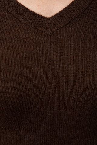 Jersey 100% cachemir ultrafino 2/60 - Cuello de pico. - Marrón
