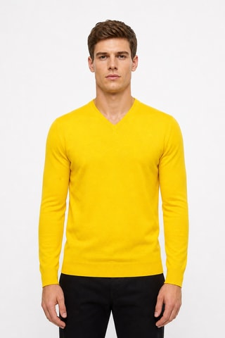 Jersey 50 % lana y 50 % acrílico - Cuello de pico. - Amarillo