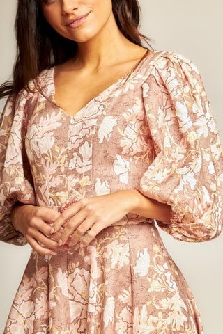 Midi-jurk van ramie. Roze